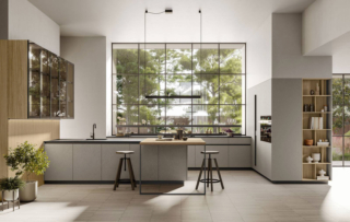 Si apre sulla zona giorno la composizione Kalì 12 di Arredo3 che è caratterizzata da una serie di  colonne in PET resina polvere con i vani a giorno in laminato speciale rovere canapa che possono essere usati come dispensa o come libreria. L'isola addossata alla parete ha il piano in quarzo cava black matt e ha il piano snack realizzato in laminato speciale rovere canapa come la scocca dei pensili vetrina Standard con anta in vetro fumé grigio. Prezzo su richiesta. www.arredo3.it Si apre sulla zona giorno la composizione Kalì 12 di Arredo3 che è caratterizzata da una serie di  colonne in PET resina polvere con i vani a giorno in laminato speciale rovere canapa che possono essere usati come dispensa o come libreria. L'isola addossata alla parete ha il piano in quarzo cava black matt e ha il piano snack realizzato in laminato speciale rovere canapa come la scocca dei pensili vetrina Standard con anta in vetro fumé grigio. Prezzo su richiesta. www.arredo3.it