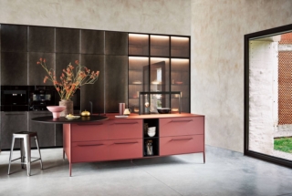 L'isola attrezzata Unit di Cesar con le ante in laminato Rosso Jaipur è dotata del piano snack laterale in appoggio sul top Platform, con un'insolita forma rotonda, in Rovere Corvino come i vani a giorno. L'armadiatura a parete è composta dalle colonne maxima 2.2 con le ante Shaker in laccato effetto metallico nella finitura Acciaio Ossidato e vetro fumé. Prezzo su richiesta. www.cesar.it L'isola attrezzata Unit di Cesar con le ante in laminato Rosso Jaipur è dotata del piano snack laterale in appoggio sul top Platform, con un'insolita forma rotonda, in Rovere Corvino come i vani a giorno. L'armadiatura a parete è composta dalle colonne maxima 2.2 con le ante Shaker in laccato effetto metallico nella finitura Acciaio Ossidato e vetro fumé. Prezzo su richiesta. www.cesar.it