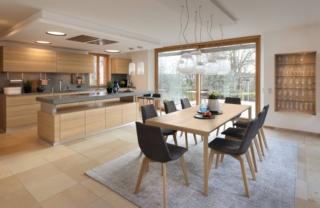 Atmosfera nordica per il modello in legno chiaro k7 di TEAM 7 che si articola intorno all'isola con zona cottura, regolabile in altezza per lavorare in modo ergonomico, che collega la cucina al living: con il bancone abbassato l'isola sembra scomparire, con il piano di lavoro alzato invece si trasforma in un vero e proprio bancone bar. Un modulo base da 60 cm dell'isola con ripiano regolabile e anta in legno, prezzo a partire da 999 euro. www.team7-home.com Atmosfera nordica per il modello in legno chiaro k7 di TEAM 7 che si articola intorno all'isola con zona cottura, regolabile in altezza per lavorare in modo ergonomico, che collega la cucina al living: con il bancone abbassato l'isola sembra scomparire, con il piano di lavoro alzato invece si trasforma in un vero e proprio bancone bar. Un modulo base da 60 cm dell'isola con ripiano regolabile e anta in legno, prezzo a partire da 999 euro. www.team7-home.com