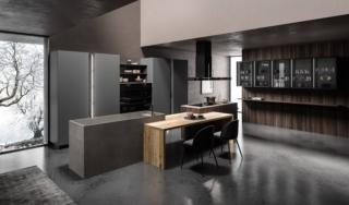 Si apre completamente sul living la grande composizione Lab13 di Aran Cucine che si articola intorno all'isola centrale composta da due blocchi: uno squadrato dedicato all'area lavaggio con lavello integrato nel top in Gres Barro Satin, l'altro alla zona cottura, collegati dal bancone snack in legno Quercia Ewood. Il legno di Eucalipto riveste le ante delle basi e lo schienale della boiserie, attrezzata con mensole e pensili della serie Bright con ante in vetro fumé, che completa la zona giorno. Le colonne con moduli a giorno Grigio Grafite aumentano la capacità contenitiva. Un modulo base da 60 cm, prezzo a partire da 605 euro + IVA. www.arancucine.it Si apre completamente sul living la grande composizione Lab13 di Aran Cucine che si articola intorno all'isola centrale composta da due blocchi: uno squadrato dedicato all'area lavaggio con lavello integrato nel top in Gres Barro Satin, l'altro alla zona cottura, collegati dal bancone snack in legno Quercia Ewood. Il legno di Eucalipto riveste le ante delle basi e lo schienale della boiserie, attrezzata con mensole e pensili della serie Bright con ante in vetro fumé, che completa la zona giorno. Le colonne con moduli a giorno Grigio Grafite aumentano la capacità contenitiva. Un modulo base da 60 cm, prezzo a partire da 605 euro + IVA. www.arancucine.it