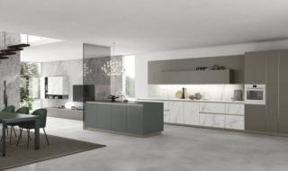 Fa parte del Programma AL 32 di Arrex Le Cucine la composizione aperta sulla zona giorno con gli arredi per il living coordinati e contigui sulla parete. Le basi, il top e lo schienale sono realizzati in laminato HPL effetto pietra finitura Calacatta come il pensile a parete in soggiorno; le colonne e i pensili sono in vetro color Fango come il mobile basso. L'isola è completamente rivestita in laminato Fenix colore Verde Comodoro come gli elementi a giorno presenti nel grande pensile del living. Un modulo base con anta programma AL32 in laminato Fenix, prezzo 337 euro + IVA. www.arrex.it Fa parte del Programma AL 32 di Arrex Le Cucine la composizione aperta sulla zona giorno con gli arredi per il living coordinati e contigui sulla parete. Le basi, il top e lo schienale sono realizzati in laminato HPL effetto pietra finitura Calacatta come il pensile a parete in soggiorno; le colonne e i pensili sono in vetro color Fango come il mobile basso. L'isola è completamente rivestita in laminato Fenix colore Verde Comodoro come gli elementi a giorno presenti nel grande pensile del living. Un modulo base con anta programma AL32 in laminato Fenix, prezzo 337 euro + IVA. www.arrex.it