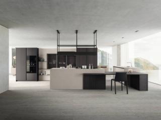 La cucina Zafferano di Valdesign si apre completamente sul living integrandosi perfettamente grazie alla parete organizzata con colonne, vetrine e mensole, coordinata con i colori delle due isole operative. Le basi, il top e la boiserie sono in Laminam Fokos sale, le colonne Logica sono in Nobilitato Eukalipto fossile come il lungo bancone che aumenta la superficie di lavoro e collega le due postazioni. I pensili Canvas hanno le ante in vetro trasparente grigio. Un modulo base (L 90 x P 57,5 x H 81,5 cm) con anta, prezzo a partire da 451 euro + IVA. www.valdesigncucine.eu La cucina Zafferano di Valdesign si apre completamente sul living integrandosi perfettamente grazie alla parete organizzata con colonne, vetrine e mensole, coordinata con i colori delle due isole operative. Le basi, il top e la boiserie sono in Laminam Fokos sale, le colonne Logica sono in Nobilitato Eukalipto fossile come il lungo bancone che aumenta la superficie di lavoro e collega le due postazioni. I pensili Canvas hanno le ante in vetro trasparente grigio. Un modulo base (L 90 x P 57,5 x H 81,5 cm) con anta, prezzo a partire da 451 euro + IVA. www.valdesigncucine.eu