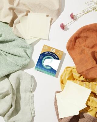 Il detersivo in foglietti R5 è adatto per il lavaggio di capi colorati e bianchi, anche a basse temperature. Ha formula, altamente efficace e concentrata, biodegradabile, ipoallergenica, senza parabeni, senza fosfati, vegan friendly e cruelty free. I fogli sono racchiusi in una pellicola di cellulosa rigenerata e 100% compostabile. La confezione da 16 foglietti per 32 lavaggi, prezzo 8,5 euro. www.r5living.com Il detersivo in foglietti R5 è adatto per il lavaggio di capi colorati e bianchi, anche a basse temperature. Ha formula, altamente efficace e concentrata, biodegradabile, ipoallergenica, senza parabeni, senza fosfati, vegan friendly e cruelty free. I fogli sono racchiusi in una pellicola di cellulosa rigenerata e 100% compostabile. La confezione da 16 foglietti per 32 lavaggi, prezzo 8,5 euro. www.r5living.com