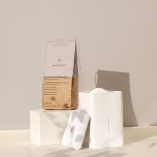 Il detersivo in polvere per il bucato di Everdrop per capi colorati, è disponibile in formato da 19 lavaggi o da 38 lavaggi. Oltre a essere privo di microplastiche e materiali di riempimento, è confezionato in pack di carta che può essere smaltito nella raccolta differenziata della carta oppure riutilizzato come sacchetto per i rifiuti organici, e è senza fosfati e fosfonati o altre sostanze addolcenti difficilmente biodegradabili. E’ disponibile anche per capi bianchi. Per 38 carichi, prezzo 14,99 euro. it.everdrop.com Il detersivo in polvere per il bucato di Everdrop per capi colorati, è disponibile in formato da 19 lavaggi o da 38 lavaggi. Oltre a essere privo di microplastiche e materiali di riempimento, è confezionato in pack di carta che può essere smaltito nella raccolta differenziata della carta oppure riutilizzato come sacchetto per i rifiuti organici, e è senza fosfati e fosfonati o altre sostanze addolcenti difficilmente biodegradabili. E’ disponibile anche per capi bianchi. Per 38 carichi, prezzo 14,99 euro. it.everdrop.com