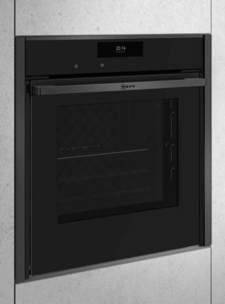 L’app Home Connect permette di selezionare da remoto il programma di cottura desiderato o di preriscaldare il forno B48FT68G0 di Neff e facilita la preparazione grazie a ricette memorizzate. Il forno ha porta Slide&Hide® che scompare completamente all’interno della cavità, per avere ancora più libertà di movimento in cucina, e sistema che permette una cottura simultanea su più livelli. Funziona anche a vapore, è in classe A+ e è capiente 71 litri. E’ largo 60 cm. Prezzo da rivenditore. www.neff-home.com/it/ L’app Home Connect permette di selezionare da remoto il programma di cottura desiderato o di preriscaldare il forno B48FT68G0 di Neff e facilita la preparazione grazie a ricette memorizzate. Il forno ha porta Slide&Hide® che scompare completamente all’interno della cavità, per avere ancora più libertà di movimento in cucina, e sistema che permette una cottura simultanea su più livelli. Funziona anche a vapore, è in classe A+ e è capiente 71 litri. E’ largo 60 cm. Prezzo da rivenditore. www.neff-home.com/it/