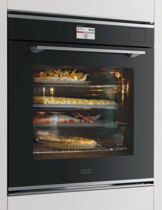 Il forno Mythos Full Steam FMY 99 HS XS di Franke cucina a vapore: caricando l’acqua nel serbatoio e selezionando l’apposita funzione, sono i sensori elettronici ad assicurare un risultato sempre perfetto, controllando i tempi di cottura e la quantità di vapore. È anche possibile scegliere se optare per la cottura combinata, che avviene a temperature tra 140 e 220 °C utilizzando sia vapore che calore, o per la cottura PureSteam, che lavora invece a 95 °C. In classe A+ con cavità da 73 litri, ha display con interfaccia estremamente intuitiva che guida nella realizzazione delle ricette anche più complicate e nell’esplorazione delle molteplici funzioni. È largo 60 cm. Prezzo da rivenditore. www.franke.it Il forno Mythos Full Steam FMY 99 HS XS di Franke cucina a vapore: caricando l’acqua nel serbatoio e selezionando l’apposita funzione, sono i sensori elettronici ad assicurare un risultato sempre perfetto, controllando i tempi di cottura e la quantità di vapore. È anche possibile scegliere se optare per la cottura combinata, che avviene a temperature tra 140 e 220 °C utilizzando sia vapore che calore, o per la cottura PureSteam, che lavora invece a 95 °C. In classe A+ con cavità da 73 litri, ha display con interfaccia estremamente intuitiva che guida nella realizzazione delle ricette anche più complicate e nell’esplorazione delle molteplici funzioni. È largo 60 cm. Prezzo da rivenditore. www.franke.it