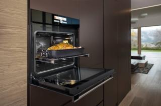 Con capacità di 73 litri e dotato di display con selettore centrale di 70 ricette automatiche complete di immagini e passi di cottura in sequenza, il forno BS5545AG di Hisense offre tre modalità di cottura: a vapore, ad aria calda e una combinazione delle due. Ha forma ispirata ai forni a legna, che garantisce una circolazione ottimale dell’aria all’interno e assicura una cottura uniforme dei cibi, e ha guide telescopiche estraibili per inserire e togliere con facilità teglie e piastre. In classe energetica: A+, ha serbatoio da 1,3 litri per garantire fino a 80 minuti di cottura 100% vapore. E’ largo 60 cm. Prezzo 1.099 euro euro. www.hisense.it Con capacità di 73 litri e dotato di display con selettore centrale di 70 ricette automatiche complete di immagini e passi di cottura in sequenza, il forno BS5545AG di Hisense offre tre modalità di cottura: a vapore, ad aria calda e una combinazione delle due. Ha forma ispirata ai forni a legna, che garantisce una circolazione ottimale dell’aria all’interno e assicura una cottura uniforme dei cibi, e ha guide telescopiche estraibili per inserire e togliere con facilità teglie e piastre. In classe energetica: A+, ha serbatoio da 1,3 litri per garantire fino a 80 minuti di cottura 100% vapore. E’ largo 60 cm. Prezzo 1.099 euro euro. www.hisense.it