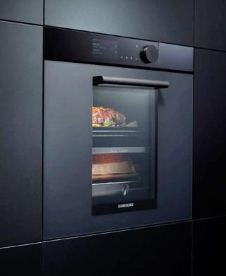 Il forno Samsung Infinite Line con Dual Cook, prevede due zone di cottura, una superiore e una inferiore. Le due zone funzionano in maniera indipendente e possono essere usate contemporaneamente con impostazioni diverse. Ha capacità di 75 litri, Wi-Fi, display integrato nel pannello di controllo e speciale rivestimento anti-impronta che evita la formazione di macchie antiestetiche. Prezzo 2.440 euro. www.samsung.it Il forno Samsung Infinite Line con Dual Cook, prevede due zone di cottura, una superiore e una inferiore. Le due zone funzionano in maniera indipendente e possono essere usate contemporaneamente con impostazioni diverse. Ha capacità di 75 litri, Wi-Fi, display integrato nel pannello di controllo e speciale rivestimento anti-impronta che evita la formazione di macchie antiestetiche. Prezzo 2.440 euro. www.samsung.it