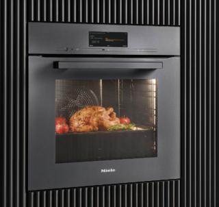 Gestibile da remoto, il forno H 7860 BP di Miele ha la fotocamera integrata che permette un controllo preciso e costante. Dotato di 20 programmi, anche di automatici, cuoce anche a vapore consentendo addirittura di programmare immissioni di vapore a tempo per una cottura perfetta. In classe A+, ha volume di 76 litri e 5 ripiani. E’ largo 60 cm. Prezzo 4.790 euro. www.miele.it Gestibile da remoto, il forno H 7860 BP di Miele ha la fotocamera integrata che permette un controllo preciso e costante. Dotato di 20 programmi, anche di automatici, cuoce anche a vapore consentendo addirittura di programmare immissioni di vapore a tempo per una cottura perfetta. In classe A+, ha volume di 76 litri e 5 ripiani. E’ largo 60 cm. Prezzo 4.790 euro. www.miele.it