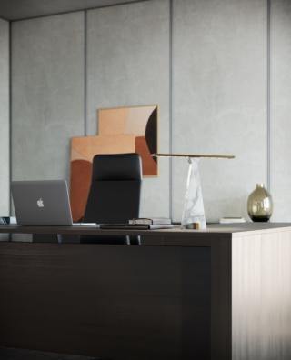 La lampada da tavolo Traccia (design Stefano Traverso) di Italamp, dalla presenza totemica, al marmo calacatta oro della struttura abbina l’eleganza del metallo con finitura oro chiaro spazzolato del piccolo prisma che funge da base e del sottile diffusore. Il disegno geometricamente minimale si ispira ad una estetica rétro, ma l’illuminazione a led ne delinea decisamente la contemporaneità. Prezzo 1.549 euro. www.italamp.com