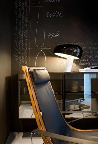 Ispirata all’omonimo cagnolino protagonista delle strisce di Charles M. Schulz, di cui riprende la forma della testa, la lampada da tavolo Snoopy (design fratelli Castiglioni) di Flos è un classico senza tempo. Il progetto originale del 1967 è infatti praticamente immutato, dimostrando la forza espressiva e la sua modernità. L’apparecchio, apparentemente instabile ma assicurato da una corretta distribuzione del peso della base cilindrica inclinata di marmo di Carrara, accosta materiali differenti (pietra e alluminio) per un risultato formalmente pulito ed esteticamente ineccepibile. Inoltre, tutti gli elementi strutturali – base, disco di cristallo trasparente forato e molato a sostegno del riflettore di alluminio verniciato (con tre fori superiori come in una palla da bowling, per evitare il surriscaldamento della lampada) – sono privi di parti di aggancio, assemblati per semplice incastro o appoggio. Prezzo a partire da 890 euro. www.flos.com