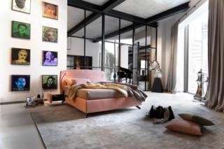 Il modello Cama di Noctis con il sistema PopUp®, costituito da cassetti e cassettoni estraibili su entrambi i lati del letto, è rivestito in tessuto rosa e ha la testata leggermente arrotondata. È corredato di piedini in metallo nero; il  comodino estraibile è dotato della lampada Sinué. Misura L 193 x P 224 x H 114 cm. Prezzo a partire da 2.208 euro. www.noctis.it   Il modello Cama di Noctis con il sistema PopUp®, costituito da cassetti e cassettoni estraibili su entrambi i lati del letto, è rivestito in tessuto rosa e ha la testata leggermente arrotondata. È corredato di piedini in metallo nero; il  comodino estraibile è dotato della lampada Sinué. Misura L 193 x P 224 x H 114 cm. Prezzo a partire da 2.208 euro. www.noctis.it