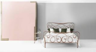 Il letto matrimoniale Altea di Bontempi Casa ha una raffinata struttura in ferro laccato color oro rosa: la testiera e la pediera infatti sono caratterizzate da un motivo a girali scenografico e ricercato. Misura L 184 x P 208 x H 126 cm. Prezzo 2.228 euro + IVA. www.bontempi.it Il letto matrimoniale Altea di Bontempi Casa ha una raffinata struttura in ferro laccato color oro rosa: la testiera e la pediera infatti sono caratterizzate da un motivo a girali scenografico e ricercato. Misura L 184 x P 208 x H 126 cm. Prezzo 2.228 euro + IVA. www.bontempi.it