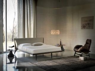 Una forma moderna e leggera per Nelson di Cattelan Italia, il letto matrimoniale che sembra “galleggiare” nell'aria: la struttura in legno che profuma di essenze pregiate (noce Canaletto o frassino tinto rovere bruciato) sorregge la maxi testiera rivestita in pregiata pelle disponibile in diversi colori. Misura L 218 x P 230 x H 97 cm. Prezzo a partire da 4.313 euro. www.cattelanitalia.com Una forma moderna e leggera per Nelson di Cattelan Italia, il letto matrimoniale che sembra “galleggiare” nell'aria: la struttura in legno che profuma di essenze pregiate (noce Canaletto o frassino tinto rovere bruciato) sorregge la maxi testiera rivestita in pregiata pelle disponibile in diversi colori. Misura L 218 x P 230 x H 97 cm. Prezzo a partire da 4.313 euro. www.cattelanitalia.com