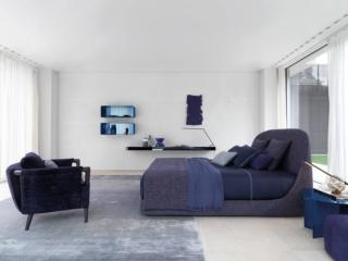 Blu notte per il rivestimento di Taormina di Flou, il letto matrimoniale con proporzioni importanti  in grado di accogliere materassi di altezza superiore o completati da topper. La testata è morbida, avvolgente e curvata, con una cucitura a vista che corre lungo tutto il perimetro. La base è a molle insacchettate. Il rivestimento, disponibile in tessuto o in pelle, è completamente sfoderabile. Misura L 178 x P 222 x H 110 cm. Prezzo 3.620 euro (per la versione in tessuto categoria base). www.flou.it  Blu notte per il rivestimento di Taormina di Flou, il letto matrimoniale con proporzioni importanti  in grado di accogliere materassi di altezza superiore o completati da topper. La testata è morbida, avvolgente e curvata, con una cucitura a vista che corre lungo tutto il perimetro. La base è a molle insacchettate. Il rivestimento, disponibile in tessuto o in pelle, è completamente sfoderabile. Misura L 178 x P 222 x H 110 cm. Prezzo 3.620 euro (per la versione in tessuto categoria base). www.flou.it