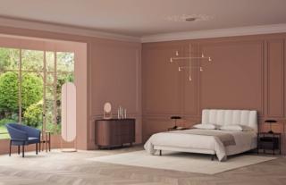 Il nuovo letto matrimoniale Evisa di Ligne Roset garantisce il massimo comfort. Il design elegante, che si ispira ai modelli Art Déco, consente di posizionarlo in centro stanza e lo trasforma nel protagonista della camera da letto. La grande testata riccamente imbottita è rivestita in tessuto bianco ed sagomata. Misura L 180 x P 225 x H 97 cm. Prezzo a partire da 4.633 euro. www.ligne-roset.com Il nuovo letto matrimoniale Evisa di Ligne Roset garantisce il massimo comfort. Il design elegante, che si ispira ai modelli Art Déco, consente di posizionarlo in centro stanza e lo trasforma nel protagonista della camera da letto. La grande testata riccamente imbottita è rivestita in tessuto bianco ed sagomata. Misura L 180 x P 225 x H 97 cm. Prezzo a partire da 4.633 euro. www.ligne-roset.com