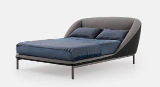 Accogliente come un abbraccio il modello Domenica di Pianca che ha la testiera, sagomata e sinuosa, che scende verso il piano. Il profilo è caratterizzato da una cerniera in contrasto o mimetizzata. La base metallica laccata Nero alleggerisce la struttura. È disponibile in tessuto e pelle, naturale o sintetica. Misura L 172/210 x P 237 x H 107 cm. Prezzo a partire da 2.762 euro. www.pianca.it Accogliente come un abbraccio il modello Domenica di Pianca che ha la testiera, sagomata e sinuosa, che scende verso il piano. Il profilo è caratterizzato da una cerniera in contrasto o mimetizzata. La base metallica laccata Nero alleggerisce la struttura. È disponibile in tessuto e pelle, naturale o sintetica. Misura L 172/210 x P 237 x H 107 cm. Prezzo a partire da 2.762 euro. www.pianca.it