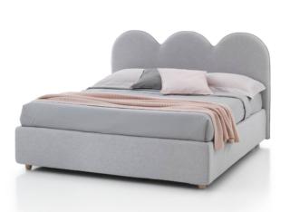 Il nuovo letto contenitore Loggia di Perdormire è corredato di una rete elevabile di serie rinforzata con doppia traversa e quattordici doghe in faggio. La testata sagomata è rivestita in tessuto, disponibile anche nella versione antimacchia, da scegliere fra quindici varianti di colore; è completamente sfoderabile. I piedini sono disponibili in legno o in polipropilene. Misura L 180 x P 208/218 x H 118 cm. Prezzo a partire da 999 euro. www.perdormire.it Il nuovo letto contenitore Loggia di Perdormire è corredato di una rete elevabile di serie rinforzata con doppia traversa e quattordici doghe in faggio. La testata sagomata è rivestita in tessuto, disponibile anche nella versione antimacchia, da scegliere fra quindici varianti di colore; è completamente sfoderabile. I piedini sono disponibili in legno o in polipropilene. Misura L 180 x P 208/218 x H 118 cm. Prezzo a partire da 999 euro. www.perdormire.it