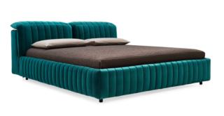 Il nuovo modello Portland di Calligaris è caratterizzato dalla presenza di un'ampia testiera con contenitore e poggiatesta regolabile per massimizzare il comfort. Le morbide trapuntature, che ne alleggeriscono i volumi importanti, lo rendono raffinato e confortevole. I piedini sono disponibili nelle varianti in legno o in metallo, con la possibilità di scegliere l'altezza da terra. È disponibile con rete fissa o con vano contenitore, può essere scelto nella variante con rivestimento in stoffa o in pelle. Misura L 177 x P 251 x H 90 cm. Prezzo a partire da 1.677 euro. www.calligaris.it  Il nuovo modello Portland di Calligaris è caratterizzato dalla presenza di un'ampia testiera con contenitore e poggiatesta regolabile per massimizzare il comfort. Le morbide trapuntature, che ne alleggeriscono i volumi importanti, lo rendono raffinato e confortevole. I piedini sono disponibili nelle varianti in legno o in metallo, con la possibilità di scegliere l'altezza da terra. È disponibile con rete fissa o con vano contenitore, può essere scelto nella variante con rivestimento in stoffa o in pelle. Misura L 177 x P 251 x H 90 cm. Prezzo a partire da 1.677 euro. www.calligaris.it