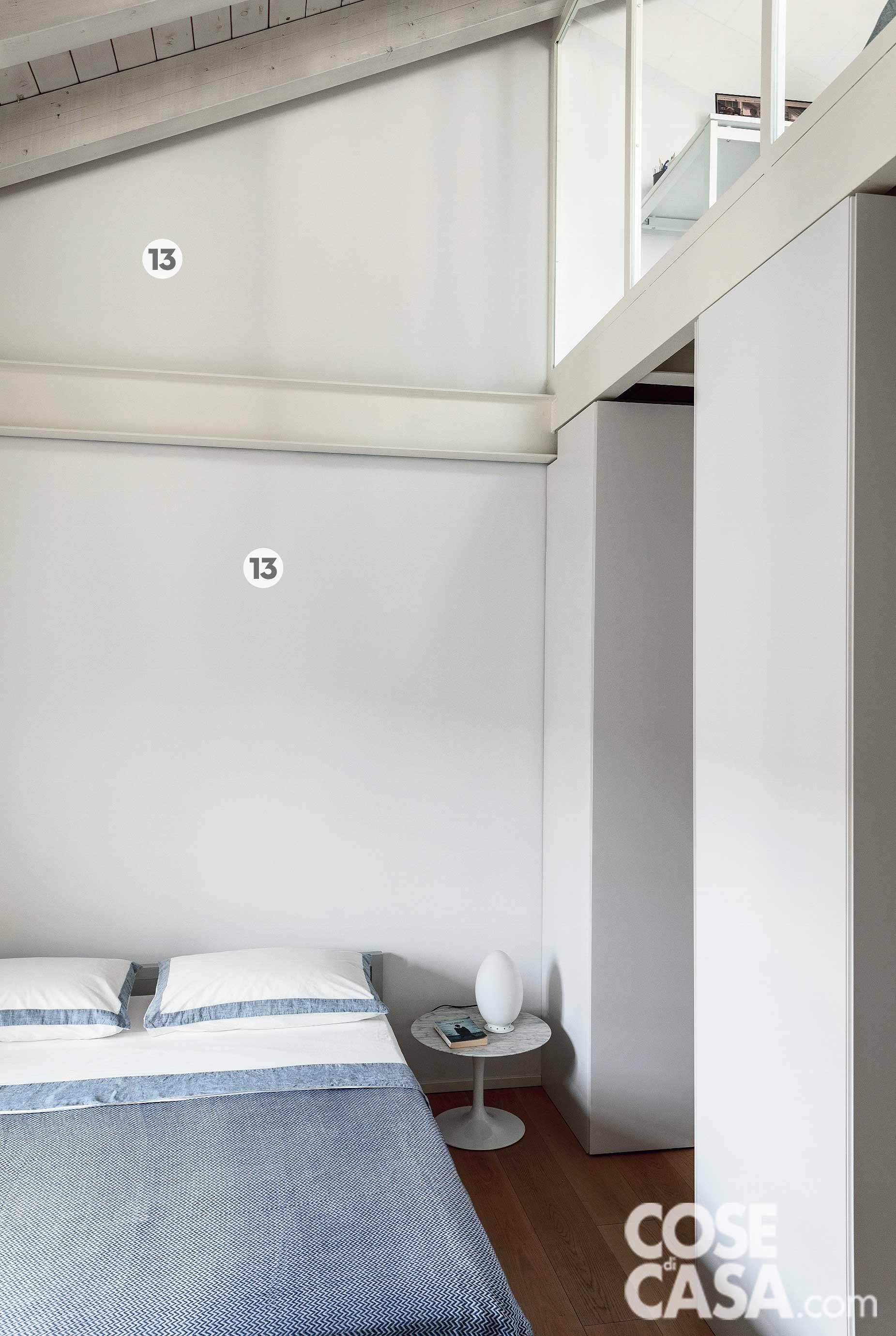 Sul letto matrimoniale, il coordinato tessile in lino e il copriletto sono di Marina C. Sul comodino modello Side Table di Knoll, design Eero Saarinen, la lampada è Uovo di Fontanaarte. Sul letto matrimoniale, il coordinato tessile in lino e il copriletto sono di Marina C. Sul comodino modello Side Table di Knoll, design Eero Saarinen, la lampada è Uovo di Fontanaarte.