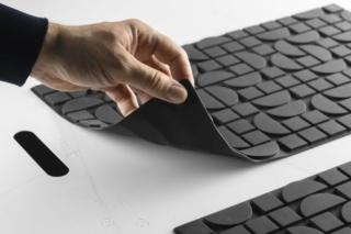 Lapitec Chef di Lapitec è un sistema di cottura completamente celato sotto il piano di pietra sinterizzata della cucina e attivato da un cooking pad tecnologico, coperto da brevetto e sviluppato per la parte elettrotermica in collaborazione con l’Università di Padova.  Il funzionamento è semplice: posizionando l’apposito pad in silicone sul piano si attivano i comandi touch per l’accensione del sistema, a due o quattro fuochi. In assenza del pad, invece, il piano cottura a induzione e i relativi comandi risultano inattivi, sicuri e impossibili da accendere involontariamente. Il top resta quindi completamente libero, contraddistinto solo da un display e da piccole incisioni che enfatizzano la natura a tutta massa del materiale (privo di stampe digitali sulla superficie). Tutto ciò non solo agevola le operazioni di pulizia, ma consente anche l’impiego del piano di lavoro per altre attività. Compatibile con tutti i colori e le finiture della gamma Lapitec, il cooking pad, all’apparenza un normale tappetino di silicone, è in tutto e per tutto un elettrodomestico, dotato di sensori magnetici e di serpentina nascosta. Lavabile in lavastoviglie, consente anche un funzionamento in modalità bridge e childlock. www.lapitec.com Lapitec Chef di Lapitec è un sistema di cottura completamente celato sotto il piano di pietra sinterizzata della cucina e attivato da un cooking pad tecnologico, coperto da brevetto e sviluppato per la parte elettrotermica in collaborazione con l’Università di Padova.  Il funzionamento è semplice: posizionando l’apposito pad in silicone sul piano si attivano i comandi touch per l’accensione del sistema, a due o quattro fuochi. In assenza del pad, invece, il piano cottura a induzione e i relativi comandi risultano inattivi, sicuri e impossibili da accendere involontariamente. Il top resta quindi completamente libero, contraddistinto solo da un display e da piccole incisioni che enfatizzano la natura a tutta massa del materiale (privo di stampe digitali sulla superficie). Tutto ciò non solo agevola le operazioni di pulizia, ma consente anche l’impiego del piano di lavoro per altre attività. Compatibile con tutti i colori e le finiture della gamma Lapitec, il cooking pad, all’apparenza un normale tappetino di silicone, è in tutto e per tutto un elettrodomestico, dotato di sensori magnetici e di serpentina nascosta. Lavabile in lavastoviglie, consente anche un funzionamento in modalità bridge e childlock. www.lapitec.com