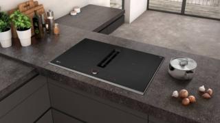 Nel piano a induzione con cappa integrata T58TL6EN2 Serie N90 di Neff, il sensore automatico dell’aria si attiva regolando automaticamente il livello di aspirazione necessario per assorbire i vapori e gli odori. Grazie al sistema PowerMove il piano è diviso in 3 zone di calore, ognuna con un diverso livello di potenza: nella parte frontale il calore intenso, cottura lenta al centro e bassa temperatura, per il mantenimento del calore, nella parte posteriore. Inoltre la funzione PowerTransfer consente di spostare pentole e padelle da una zona di cottura all’altra trasferendo le impostazioni di cottura in modo automatico. E’ largo 80 cm. Prezzo da rivenditore. www.neff-home.com/it/ Nel piano a induzione con cappa integrata T58TL6EN2 Serie N90 di Neff, il sensore automatico dell’aria si attiva regolando automaticamente il livello di aspirazione necessario per assorbire i vapori e gli odori. Grazie al sistema PowerMove il piano è diviso in 3 zone di calore, ognuna con un diverso livello di potenza: nella parte frontale il calore intenso, cottura lenta al centro e bassa temperatura, per il mantenimento del calore, nella parte posteriore. Inoltre la funzione PowerTransfer consente di spostare pentole e padelle da una zona di cottura all’altra trasferendo le impostazioni di cottura in modo automatico. E’ largo 80 cm. Prezzo da rivenditore. www.neff-home.com/it/