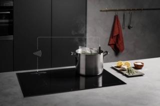 A induzione, SensePro® IAE84881IB di Aeg ha termosonda wireless che misura la temperatura degli ingredienti e la trasmette al piano che, in totale autonomia, regola l’intensità del calore per ogni zona utilizzata, perfezionando le impostazioni iniziali. Dotato di Cottura Assistita (basta un semplice comando per selezionare gli alimenti scelti e il metodo di cottura desiderato), è largo 80 cm e consente di utilizzare pentole o piastre di qualsiasi dimensione, anche contemporaneamente, collegando due zone cottura attigue. Grazie alla funzione Hob2Hood, si collega wireless con la cappa che si attiva in maniera automatica, adattando la potenza di aspirazione in base all’intensità di calore del piano cottura. Prezzo 2.349,99 euro. www.aeg.it A induzione, SensePro® IAE84881IB di Aeg ha termosonda wireless che misura la temperatura degli ingredienti e la trasmette al piano che, in totale autonomia, regola l’intensità del calore per ogni zona utilizzata, perfezionando le impostazioni iniziali. Dotato di Cottura Assistita (basta un semplice comando per selezionare gli alimenti scelti e il metodo di cottura desiderato), è largo 80 cm e consente di utilizzare pentole o piastre di qualsiasi dimensione, anche contemporaneamente, collegando due zone cottura attigue. Grazie alla funzione Hob2Hood, si collega wireless con la cappa che si attiva in maniera automatica, adattando la potenza di aspirazione in base all’intensità di calore del piano cottura. Prezzo 2.349,99 euro. www.aeg.it