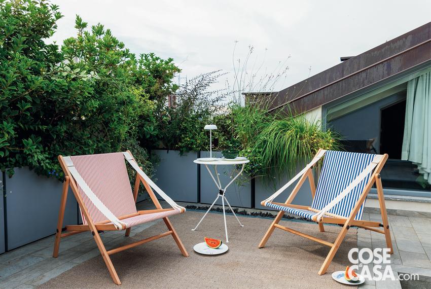 Sul terrazzo (foto in alto), le poltroncine pieghevoli sono il modello Piccy di Campeggi; il tavolino è Cumano di Zanotta e sul piano è appoggiata la lampada da tavolo Float di Axolight. Tappeto Atlas Clay di Roda e piatti di KN Industrie. Nelle fioriere sono piantate essenze mediterranee che richiedono poca acqua, come ulivo e corbezzolo. Sul terrazzo (foto in alto), le poltroncine pieghevoli sono il modello Piccy di Campeggi; il tavolino è Cumano di Zanotta e sul piano è appoggiata la lampada da tavolo Float di Axolight. Tappeto Atlas Clay di Roda e piatti di KN Industrie. Nelle fioriere sono piantate essenze mediterranee che richiedono poca acqua, come ulivo e corbezzolo.