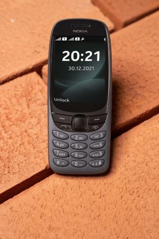 L’hip-hop, la moda dei capelli corti e dei jeans a vita bassa, gli skateboard, il Festivalbar, il nuovo Nokia 6310 apre il cassetto della nostalgia, attraversando 20 anni di storia per consentirti di rivivere emozioni uniche e prendere in mano un telefono più che pronto per il futuro, grazie a pulsanti più grandi, un menu zoomato e la radio FM wireless. Dall’antenna integrata alla connettività Internet, dal business appeal all’utilizzo quotidiano, dalla monocromia allo schermo a colori: il Nokia 6310 si rinnova per rendere il tempo sullo schermo più piacevole che mai, offrendoti la possibilità di leggere i messaggi, connetterti con i tuoi cari o trovare le applicazioni desiderate con facilità e velocità grazie al suo display ampio e ai tasti più grandi. Prezzo 59 euro. www.nokia.com L’hip-hop, la moda dei capelli corti e dei jeans a vita bassa, gli skateboard, il Festivalbar, il nuovo Nokia 6310 apre il cassetto della nostalgia, attraversando 20 anni di storia per consentirti di rivivere emozioni uniche e prendere in mano un telefono più che pronto per il futuro, grazie a pulsanti più grandi, un menu zoomato e la radio FM wireless. Dall’antenna integrata alla connettività Internet, dal business appeal all’utilizzo quotidiano, dalla monocromia allo schermo a colori: il Nokia 6310 si rinnova per rendere il tempo sullo schermo più piacevole che mai, offrendoti la possibilità di leggere i messaggi, connetterti con i tuoi cari o trovare le applicazioni desiderate con facilità e velocità grazie al suo display ampio e ai tasti più grandi. Prezzo 59 euro. www.nokia.com
