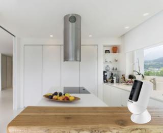 La nuova telecamera a batteria di Vimar è dotata di ottica fissa con risoluzione full HD 1080 pixel e grandangolo, funziona senza fili grazie ad una batteria al litio da 6.700 mAH che garantisce 5 mesi di durata con 10 attivazioni al giorno. Con Wi-Fi integrato, la nuova telecamera si gestisce da smartphone o tablet tramite l’app View Product. Equipaggiata di una staffa magnetica può essere installata in qualsiasi situazione - a parete, a soffitto, in appoggio su un tavolo o una mensola - senza dover ricorrere a opere murarie. È comunque predisposta per un fissaggio tradizionale. La rotazione sul suo asse di 360 gradi permette inoltre di impostare la ripresa in una qualsiasi angolazione dell’ambiente. Dotata di serie di sensore PIR e funzione di riconoscimento persone per ridurre i falsi allarmi, alloggiamento per SD-Card fino a 128 GB (non inclusa), di un illuminatore notturno e della funzione parla- ascolta, la nuova telecamera si configura in modo semplice e intuitivo grazie al feedback parlato sia in italiano che in inglese.
Le dimensioni ridotte e il grado di protezione IP 65, la rendono il prodotto ideale per qualsiasi esigenza, sia all’interno che all’esterno dell’edificio. Prezzo 69 euro. www.vimar.com La nuova telecamera a batteria di Vimar è dotata di ottica fissa con risoluzione full HD 1080 pixel e grandangolo, funziona senza fili grazie ad una batteria al litio da 6.700 mAH che garantisce 5 mesi di durata con 10 attivazioni al giorno. Con Wi-Fi integrato, la nuova telecamera si gestisce da smartphone o tablet tramite l’app View Product. Equipaggiata di una staffa magnetica può essere installata in qualsiasi situazione - a parete, a soffitto, in appoggio su un tavolo o una mensola - senza dover ricorrere a opere murarie. È comunque predisposta per un fissaggio tradizionale. La rotazione sul suo asse di 360 gradi permette inoltre di impostare la ripresa in una qualsiasi angolazione dell’ambiente. Dotata di serie di sensore PIR e funzione di riconoscimento persone per ridurre i falsi allarmi, alloggiamento per SD-Card fino a 128 GB (non inclusa), di un illuminatore notturno e della funzione parla- ascolta, la nuova telecamera si configura in modo semplice e intuitivo grazie al feedback parlato sia in italiano che in inglese.
Le dimensioni ridotte e il grado di protezione IP 65, la rendono il prodotto ideale per qualsiasi esigenza, sia all’interno che all’esterno dell’edificio. Prezzo 69 euro. www.vimar.com