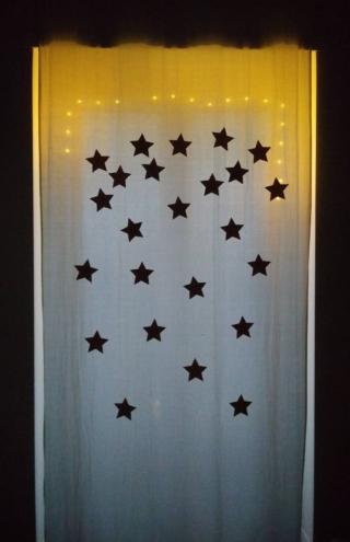 Cucite con un punto di ago e filo sulle punte superiori le stelle alla tenda.