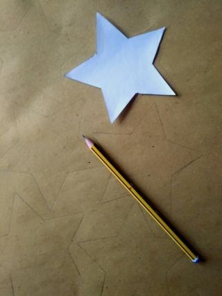 Riportate la sagoma sulla carta paglia o da pacco .