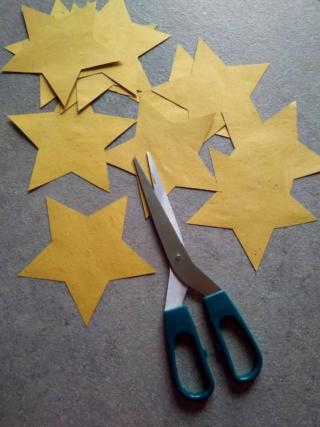 Ritagliate con precisione le stelle per farle combaciare.