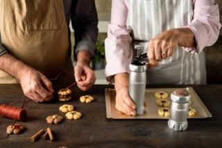 Con Biscuits e Dispenser di Marcato è possibile realizzare in casa biscotti fragranti e genuini e dosare ingredienti come cacao, zucchero e zucchero a velo. In alluminio anodizzato argentato, la macchina è dotata di 20 trafile per ottenere vari tipi di biscotti. Il set, prezzo 92,90 euro. www.marcato.it