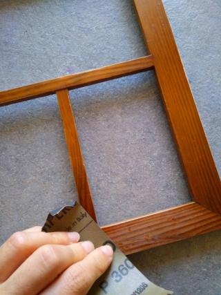 Se decidete di carteggiare, usate una carta vetrata medio-fine e pulite con un panno umido.