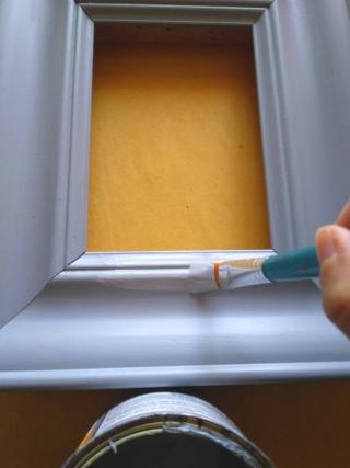 Se preferite non carteggiare, passate una mano di vernice aggrappante e fate asciugare bene.