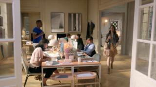 Emily in Paris open space con le scrivanie agenzia Savoir Emily in Paris open space con le scrivanie agenzia Savoir