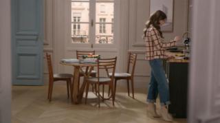 Emily in Paris, zona pranzo agenzia Savoir Emily in Paris, zona pranzo agenzia Savoir