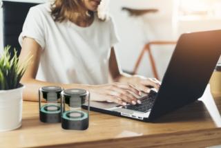 Il sistema di altoparlanti portatili WiShake Vibes di Wiko ideale per lo smart working. Offre un suono stereo a 360°, bassi profondi e alti chiari e cristallini. Con una sola carica garantisce 8 ore di ascolto e grazie al Bluetooth 5.0 è compatibile con tutti i dispositivi iOS e Android. Prezzo 59,99 euro. www.wikomobile.com Il sistema di altoparlanti portatili WiShake Vibes di Wiko ideale per lo smart working. Offre un suono stereo a 360°, bassi profondi e alti chiari e cristallini. Con una sola carica garantisce 8 ore di ascolto e grazie al Bluetooth 5.0 è compatibile con tutti i dispositivi iOS e Android. Prezzo 59,99 euro. www.wikomobile.com