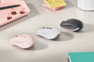 Il mouse MX Anywhere 3 di Logitech garantisce massima versatilità e alte prestazioni. È wireless, compatto e progettato per scorrere facilmente su tutte le superfici (scrivania, tessuto e persino vetro), così da agevolare il lavoro mobile da ovunque ci si trovi, a casa, al bar o anche in sala d'attesa in aeroporto. Oltre alle sue dimensioni che consentono di portarlo sempre in borsa o nello zaino, un altro grande punto di forza del dispositivo è lo scorrimento elettromagnetico MagSpeed, così preciso e veloce che permette di fermarsi un singolo pixel e scorrere 1000 righe al secondo in modo assolutamente silenzioso. Il mouse può essere connesso fino a tre dispositivi e passa dall'uno all'altro con la semplice pressione di un pulsante. Grazie alla tecnologia Flow funziona su Windows, macOS, iPadOS, ChromeOS e Linux 4Il sensore, gli scroller e i pulsanti sono supportati senza l’aggiunta di ulteriori driver su ChromeOS e nelle distribuzioni di Linux più diffuse. L'acciaio lavorato dello scroller dà una sensazione piacevole al tatto e offre un'inerzia dinamica percepibile ma silenziosa. L’impugnatura è ergonomica e si adatta alla forma della mano per un comfort di lunga durata. Può essere utilizzato fino a 70 giorni con una ricarica completa e garantisce tre ore di utilizzo con una ricarica rapida di un minuto. La durata delle batterie varia in base alla frequenza e al tipo di utilizzo. Disponibile nei colori grafite, pale gray, rosa. Prezzo 92,99 euro. www.logitech.it Il mouse MX Anywhere 3 di Logitech garantisce massima versatilità e alte prestazioni. È wireless, compatto e progettato per scorrere facilmente su tutte le superfici (scrivania, tessuto e persino vetro), così da agevolare il lavoro mobile da ovunque ci si trovi, a casa, al bar o anche in sala d'attesa in aeroporto. Oltre alle sue dimensioni che consentono di portarlo sempre in borsa o nello zaino, un altro grande punto di forza del dispositivo è lo scorrimento elettromagnetico MagSpeed, così preciso e veloce che permette di fermarsi un singolo pixel e scorrere 1000 righe al secondo in modo assolutamente silenzioso. Il mouse può essere connesso fino a tre dispositivi e passa dall'uno all'altro con la semplice pressione di un pulsante. Grazie alla tecnologia Flow funziona su Windows, macOS, iPadOS, ChromeOS e Linux 4Il sensore, gli scroller e i pulsanti sono supportati senza l’aggiunta di ulteriori driver su ChromeOS e nelle distribuzioni di Linux più diffuse. L'acciaio lavorato dello scroller dà una sensazione piacevole al tatto e offre un'inerzia dinamica percepibile ma silenziosa. L’impugnatura è ergonomica e si adatta alla forma della mano per un comfort di lunga durata. Può essere utilizzato fino a 70 giorni con una ricarica completa e garantisce tre ore di utilizzo con una ricarica rapida di un minuto. La durata delle batterie varia in base alla frequenza e al tipo di utilizzo. Disponibile nei colori grafite, pale gray, rosa. Prezzo 92,99 euro. www.logitech.it