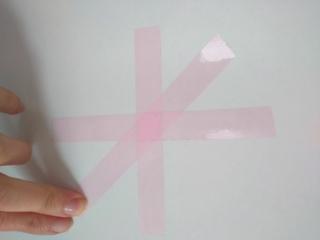 Senza essere particolarmente precisi, potete realizzare delle stelle con 4 segmenti di nastro di una lunghezza simile, incrociandoli e sovrapponendoli Senza essere particolarmente precisi, potete realizzare delle stelle con 4 segmenti di nastro di una lunghezza simile, incrociandoli e sovrapponendoli