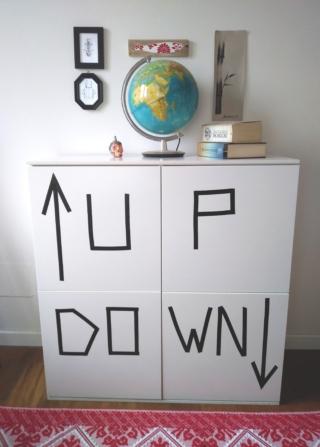 Per la stanza di ragazzi adolescenti, si può usare del nastro isolante nero per elettricisti, molto coprente e flessibile, tanto da poter essere anche curvato. Per realizzare la scritta, si può procedere senza essere troppo precisi e tagliando il nastro direttamente con le forbici Per la stanza di ragazzi adolescenti, si può usare del nastro isolante nero per elettricisti, molto coprente e flessibile, tanto da poter essere anche curvato. Per realizzare la scritta, si può procedere senza essere troppo precisi e tagliando il nastro direttamente con le forbici