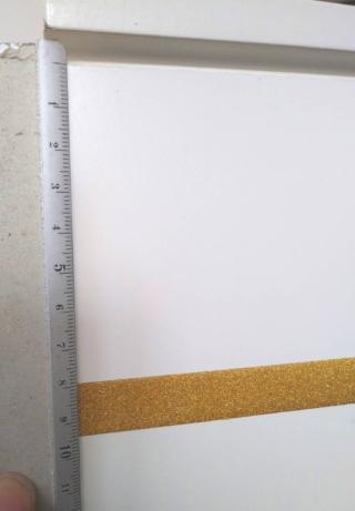 Per realizzare questa decorazione, prendete la misura esatta dell’altezza su entrambi i lati (magari aiutandovi con un leggerissimo segno di matita) e tirate bene il nastro prima di incollarlo. Lasciate un’eccedenza di nastro di qualche centimetro ad entrambe le estremità Per realizzare questa decorazione, prendete la misura esatta dell’altezza su entrambi i lati (magari aiutandovi con un leggerissimo segno di matita) e tirate bene il nastro prima di incollarlo. Lasciate un’eccedenza di nastro di qualche centimetro ad entrambe le estremità