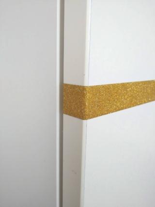 Ripiegate l’eccedenza di nastro all’interno degli sportelli per rifinire bene tutto il lavoro Ripiegate l’eccedenza di nastro all’interno degli sportelli per rifinire bene tutto il lavoro