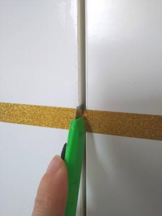 Tagliate il nastro in corrispondenza delle aperture con una taglierina Tagliate il nastro in corrispondenza delle aperture con una taglierina