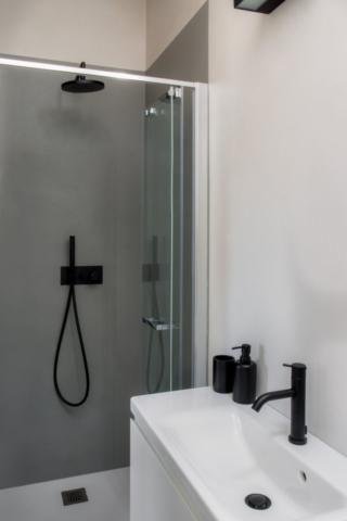 bagno mansarda con rubinetteria Diametro35 di Ritmonio in finitura black bagno mansarda con rubinetteria Diametro35 di Ritmonio in finitura black