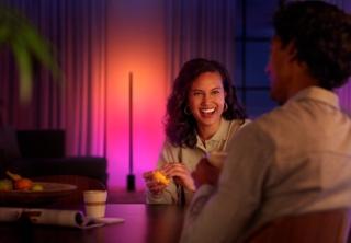 Signify Philips Hue ambientata dopo cena Signify Philips Hue ambientata dopo cena