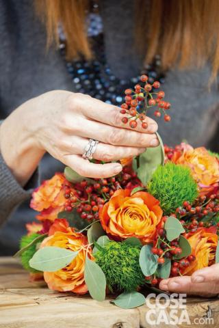 Inserire i garofani nello spazio lasciato tra le rose. Inserire i garofani nello spazio lasciato tra le rose.