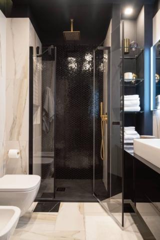 Box doccia di Arblu (arblu.it); rubinetteria di Bongio Rubinetterie (www.bongio.com); termoarredo di Deltacalor (www.deltacalor.com); sanitari e mobile lavabo di Duravit (www.duravit.it); piastrelle in gres porcellanato di Florim (www.florim.com). Box doccia di Arblu (arblu.it); rubinetteria di Bongio Rubinetterie (www.bongio.com); termoarredo di Deltacalor (www.deltacalor.com); sanitari e mobile lavabo di Duravit (www.duravit.it); piastrelle in gres porcellanato di Florim (www.florim.com).