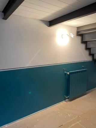 calorifero dipinto color ottanio. calorifero dipinto color ottanio.